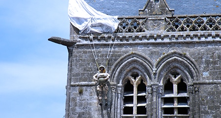 soldat accroché clocher sainte mère église