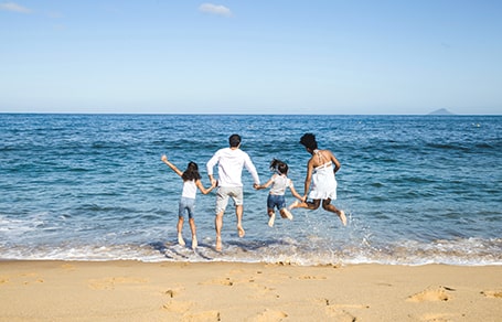 famille saut plage