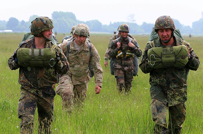 Parachutage en tenue d'époque