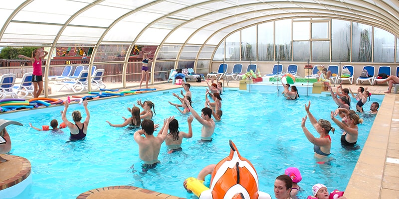 Poolaktivitäten auf dem Campingplatz in Frankreich